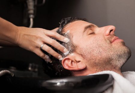 غسل الشعر بعد عملية زراعة الشعر بالخطوات الصحيحة